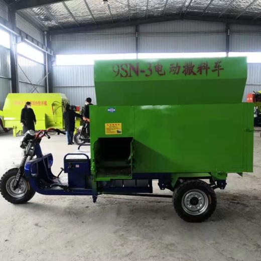 智能畜牧新利器 电动自动喂料车在牛羊马养殖场的应用与市场前景